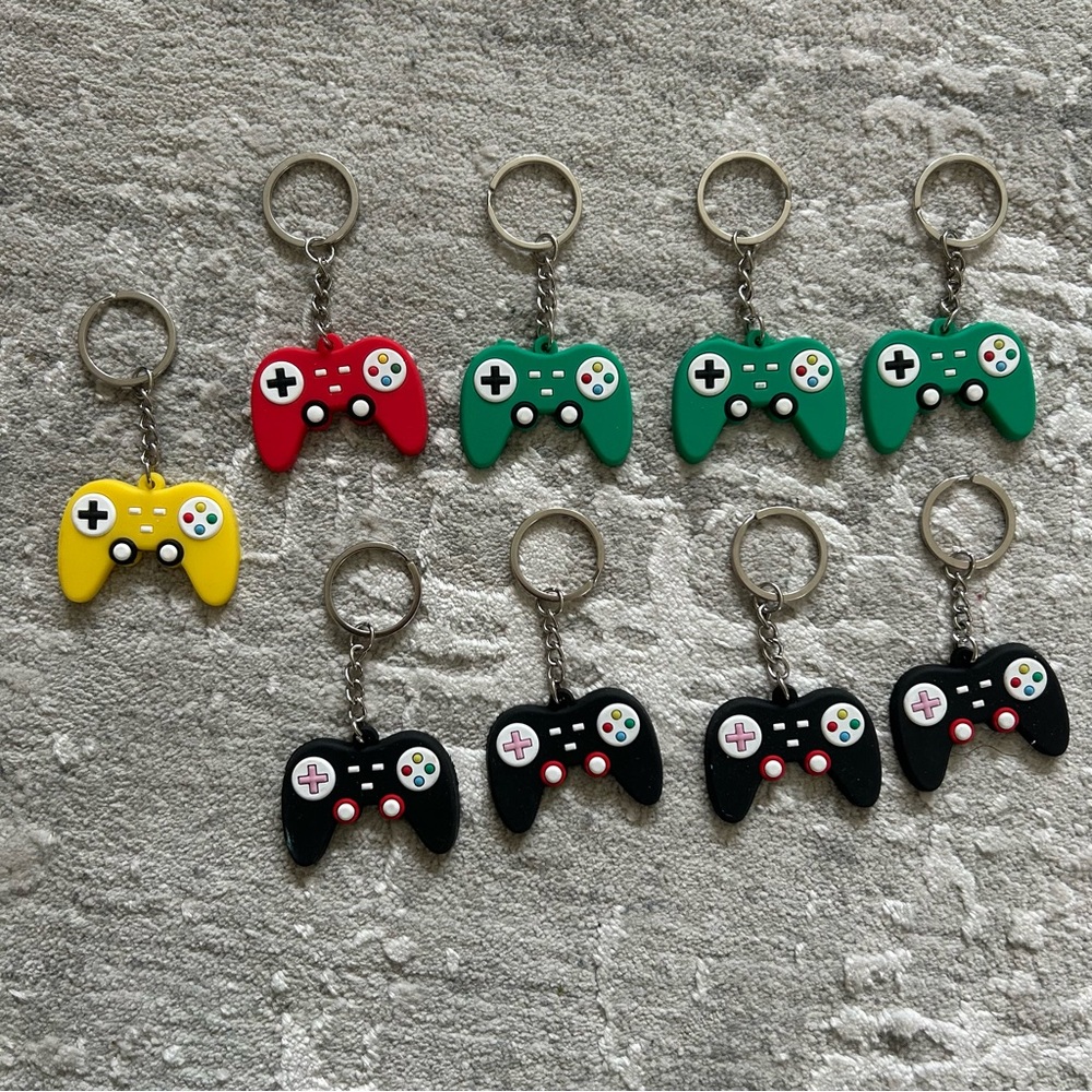⭐️ Lot of 9 game controller keychains